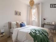 Se alquila habitación en piso de 4 dormitorios en Barcelona