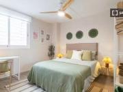 Se alquila habitación en piso de 4 dormitorios en Barcelona