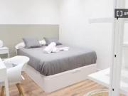 Se alquila habitación en piso de 4 dormitorios en Barcelona