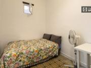 Se alquila habitación en piso de 4 dormitorios en Barcelona