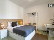 Se alquila habitación en piso de 4 dormitorios en Barcelona