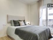 Se alquila habitación en piso de 4 dormitorios en Barcelona