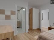 Se alquila habitación en piso de 4 dormitorios en Barcelona