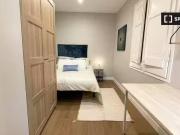 Se alquila habitación en piso de 4 dormitorios en Barcelona