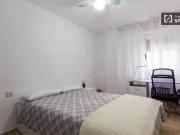 Se alquila habitación en piso de 4 dormitorios en...