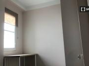 Se alquila habitación en piso de 4 dormitorios en...
