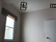 Se alquila habitación en piso de 4 dormitorios en...