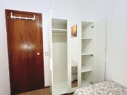 Se alquila habitación en piso de 4 dormitorios en el...