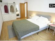 Se alquila habitación en piso de 4 dormitorios en El...