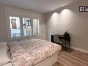 Se alquila habitación en piso de 4 dormitorios en...