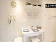 Se alquila habitación en piso de 4 dormitorios en...