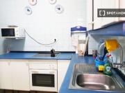 Se alquila habitación en piso de 4 dormitorios en Las...