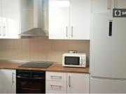 Se alquila habitación en piso de 4 dormitorios en Los...