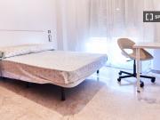 Se alquila habitación en piso de 4 dormitorios en...