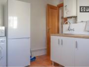 Se alquila habitación en piso de 4 dormitorios en...