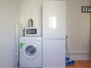 Se alquila habitación en piso de 4 dormitorios en...