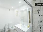 Se alquila habitación en piso de 4 dormitorios en...