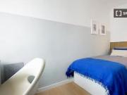 Se alquila habitación en piso de 4 dormitorios en Valencia