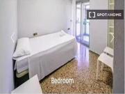 Se alquila habitación en piso de 4 dormitorios en Valencia