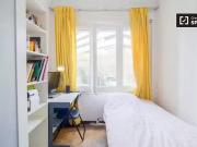 Se alquila habitación en piso de 4 dormitorios, Les...