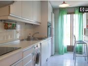 Se alquila habitación en piso de 4 habitaciones cerca de...