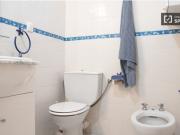 Se alquila habitación en piso de 4 habitaciones en...