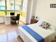 Se alquila habitación en piso de 4 habitaciones en Alicante