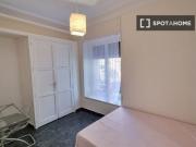 Se alquila habitación en piso de 4 habitaciones en Argüelles