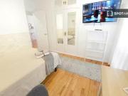 Se alquila habitación en piso de 4 habitaciones en...