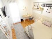 Se alquila habitación en piso de 4 habitaciones en...