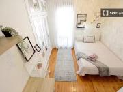 Se alquila habitación en piso de 4 habitaciones en...