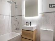 Se alquila habitación en piso de 4 habitaciones en Can Baró