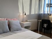 Se alquila habitación en piso de 4 habitaciones en...