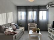 Se alquila habitación en piso de 4 habitaciones en...