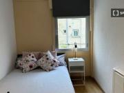 Se alquila habitación en piso de 4 habitaciones en...