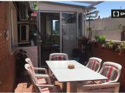 Se alquila habitación en piso de 4 habitaciones en...