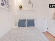 Se alquila habitación en piso de 4 habitaciones en El...