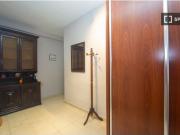 Se alquila habitación en piso de 4 habitaciones en Granada