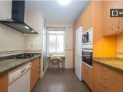 Se alquila habitación en piso de 4 habitaciones en Granada