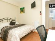 Se alquila habitación en piso de 4 habitaciones en Granada