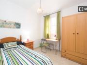 Se alquila habitación en piso de 4 habitaciones en Granada