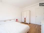 Se alquila habitación en piso de 4 habitaciones en Granada