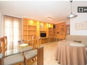 Se alquila habitación en piso de 4 habitaciones en Granada