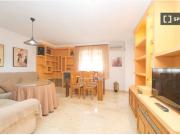 Se alquila habitación en piso de 4 habitaciones en Granada
