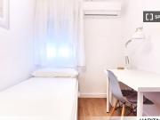 Se alquila habitación en piso de 4 habitaciones en...