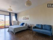 Se alquila habitación en piso de 4 habitaciones en...