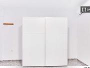 Se alquila habitación en piso de 4 habitaciones en...