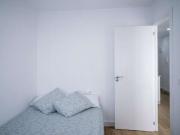 Se alquila habitación en piso de 4 habitaciones en Nou...