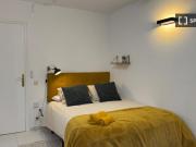 Se alquila habitación en piso de 4 habitaciones en Barcelona