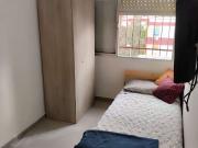 Se alquila habitación en piso de 4 habitaciones en...